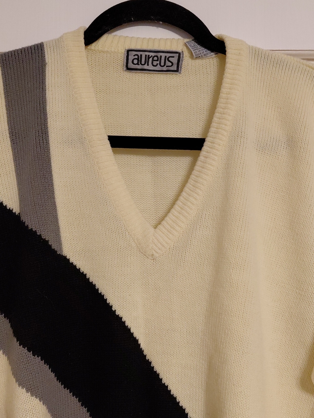 Vintage 1980s Aureus Size XL Yellow V-Neck Knit Pullover Sweater - Picture 2 of 6
